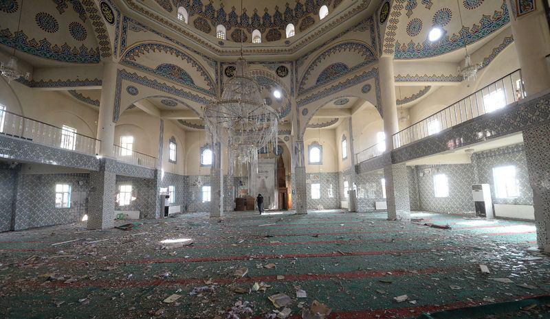 <p>Kent merkezinde terör örgütü mensuplarının yakalanması, patlayıcılarla tuzaklanan çukur ve barikatların bertarafı, halkın can ve mal güvenliğinin sağlanması amacıyla sokağa çıkma yasağı ilan edilmesinin ardından güvenlik güçlerince 14 Mart'ta başlatılan "Şehit Jandarma Üsteğmen Mehmet Çifci Operasyonu" sürüyor.</p>

<p> </p>
