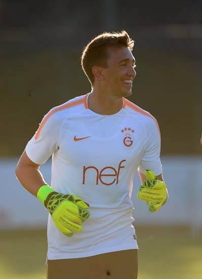 <p>Ulan o değilde Muslera ne çalım attı be</p>
