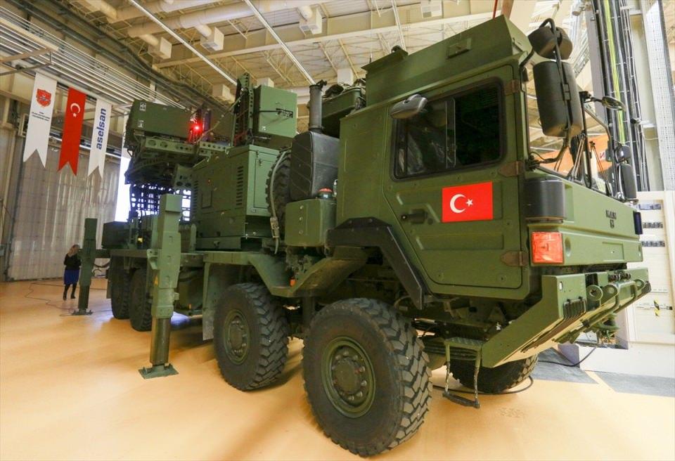 <p>Türkiye, tamamen milli imkanlarla geliştirdiği Mobil Elektronik Harp Sistemi KORAL'ları Suriye sınırına kaydırdı.</p>
