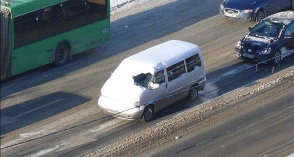 <p>Minib&uuml;s şof&ouml;r&uuml; sadece kendi &ouml;n&uuml;ndeki karları temizledi.</p>

<p>&nbsp;</p>
