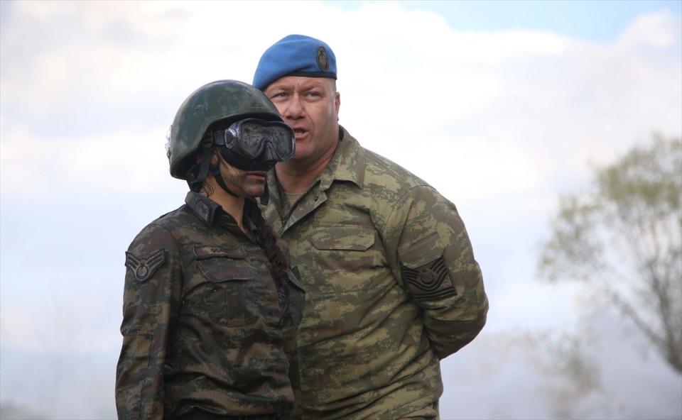 <p>Emekli olan babasından aldığı bayrağı taşımak için asker olduğunu belirten Oğuz, hırslı birisi olduğunu, zor olanı başarmak için Komando İhtisas Kursu'na başvurduğunu anlattı.</p>
<p> </p>