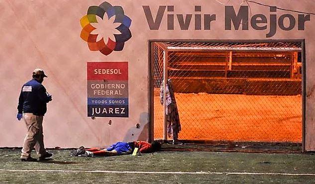 <p><strong>7 Futbolcuya 180 Kurşun</strong></p>
<p>Baron cinayetleriyle ünlü Meksika’da kuzeyde yer alan ve şiddetin en yaygın olduğu Ciudad Juarez kentinde, 7 amatör genç futbolcu silahlı kişilerce katledildi. Amatör ligde oynanan karşılaşma sırasında üç arabayla sahaya giren silahlı saldırganlar, genç futbolculara 180 el ateş ederek 7 kişiyi öldürdü.</p>