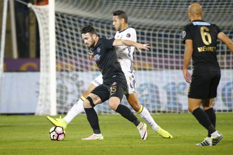 <p><strong>İLK DEPLASMANDA KAYIP</strong></p>
<p>Fenerbahçe uçağa bindi ve 2 puan kaybetti. Deplasman denebilecek ilk maçında puan kaybetti. Deplasmanda en çok maç kazanan şampiyon olur. Ben niye Beşiktaş favori diyorum? Çünkü deplasmanda en iyi oynayan takım.</p>