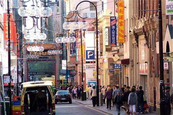 <p>Economist Intelligence Unit adlı kuruluşun bu sene yayımladığı ‘Dünyanın en yaşanabilir kentleri’ listesinde ilk sıraya 100 üzerinden 97,5 puan alan Melbourne yerleşti.</p>
<p> </p>