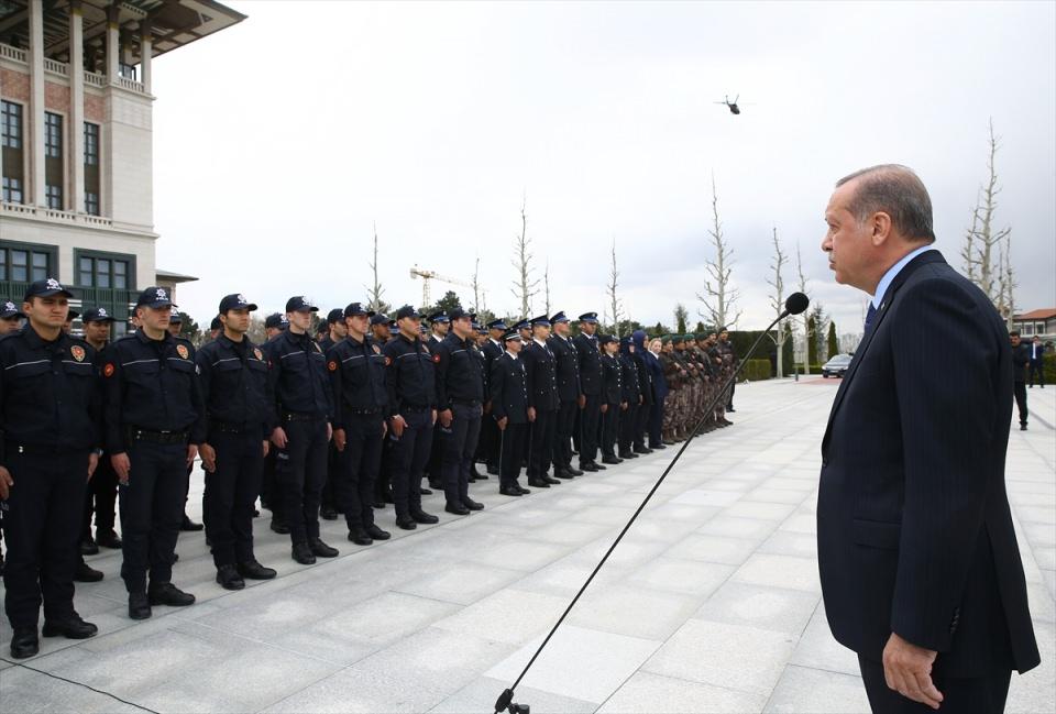 <p>Cumhurbaşkanı Recep Tayyip Erdoğan, Türk Polis Teşkilatının kuruluşunun 172. yıl dönümü dolayısıyla Cumhurbaşkanlığı Külliyesi’nde görevli polisleri tebrik etti.</p>
<p> </p>