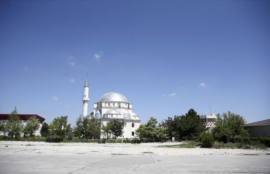 <p>Kullanılamaz hale gelen yatakhane ve kantin binası bir süre sonra yetkililerce yıkıldı.</p>