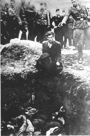 <p>1941 Murray BeckerUkrayna'yı işgal eden Alman birlikleri bölgedeki Yahudi nüfusu Babı Yar denilen bölgeye götürüp hepsini toplu halde infaz etti. Bu kare o dönemde Alman ordusunda görev yapan bir asker tarafından çekildi. <br />
</p>
