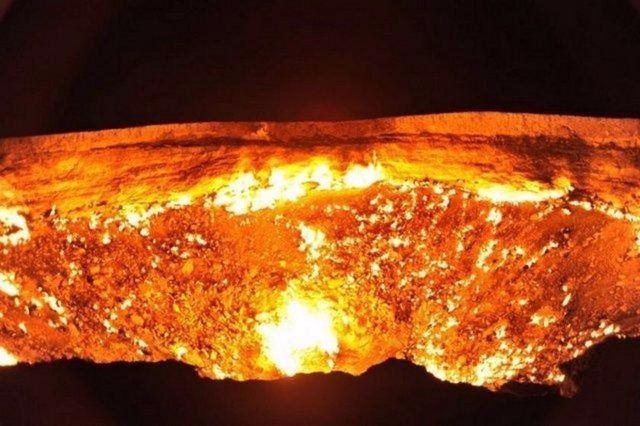 <p>Başkent Aşkabat'a yaklaşık 250 kilometre uzaklıktaki Merkez Karakum Çölü'nde yer alan kraterin derinliği yaklaşık 50 metre, genişliği ise 100 metrenin üzerinde bulunuyor.</p>

<p> </p>
