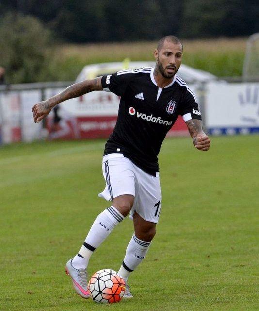<p><strong>ŞOV ÜÇLÜSÜ: QUARESMA, GÖKHAN TÖRE VE SOSA</strong><br />
Tecrübeli teknik adam, 4-2-3-1 sisteminde önde oynatacağı üçlü konusunda da hiçbir sıkıntı yaşamayacak gibi görünüyor. Havalimanında binlerce taraftar tarafından karşılanan Portekizli yıldız Quaresma, Beşiktaş'ın en büyük kozlarından biri olacak.</p>
