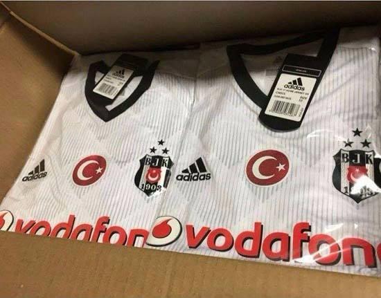 <p>Formaları daha önceden yayınlaması ile bilenen sitede yer alan 3 yıldız tasarımı, Beşiktaş taraftarlarının beğeni ile karşılandı.</p>
