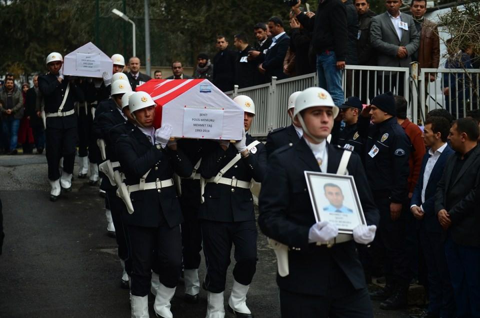 <p>"Bayrak için, vatan için evlatlarımızı şehit verdik," diyen Çelik, şehitlerin ailelerine başsağlığı, yaralılara şifalar diledi. Çelik, şunları kaydetti:</p>

<p> </p>
