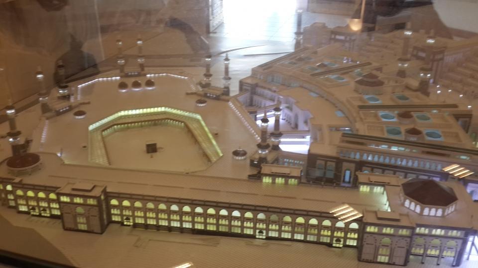 <p>Projenin birebir kopyası olan maket, Kâbe-i Muazzama'nın da içinde bulunduğu Mescid-i Haram bölgesinin çalışmalar tamamlandığında nasıl bir hale kavuşacağını gösteriyor. </p>
