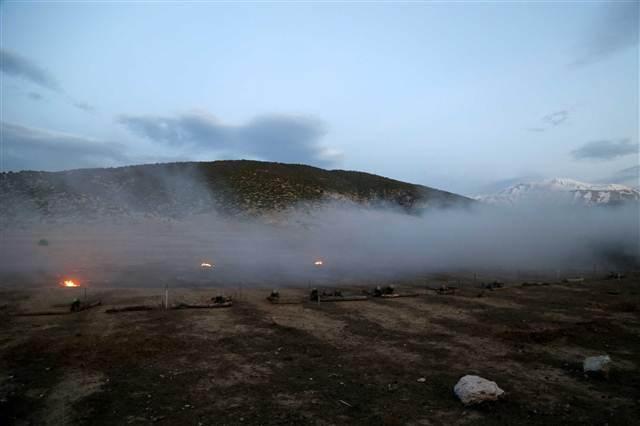 <p>Siren sesleri ile harekete geçen askerler, karakol baskınına karşı soğukkanlılıklarını koruyarak, teröristleri püskürtüyor.</p>
<p> </p>