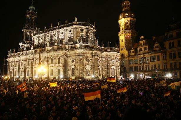<p>"Nazisiz bir Dresden (Dresden Nazifrei)" adlı inisiyatif tarafından düzenlenen eylem Dresden Schlossplatz Meydanı'nda yapıldı.</p>
