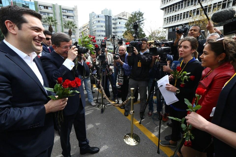 <p>Başbakan Davutoğlu, fotoğrafını çeken Ticaret Gazetesi'nden Ümmiye Çavdar'a, "Bugün izin verirseniz biz sizin fotoğrafınızı çekelim" dedi ve fotoğraf makinesini alarak Çipras'la kadın gazetecilerin fotoğrafını çekti. </p>