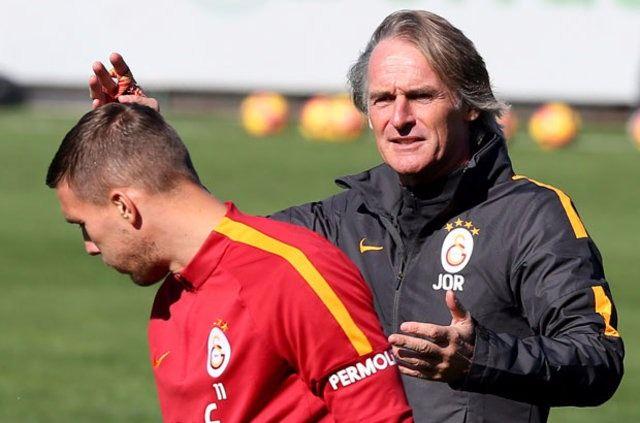 <p>Riekerink de Bruma’yla yakından ilgilendi. Hollandalı hoca, çalışmanın başında Poldi’yle de 5 dakika sohbet etti.</p>
<p> </p>