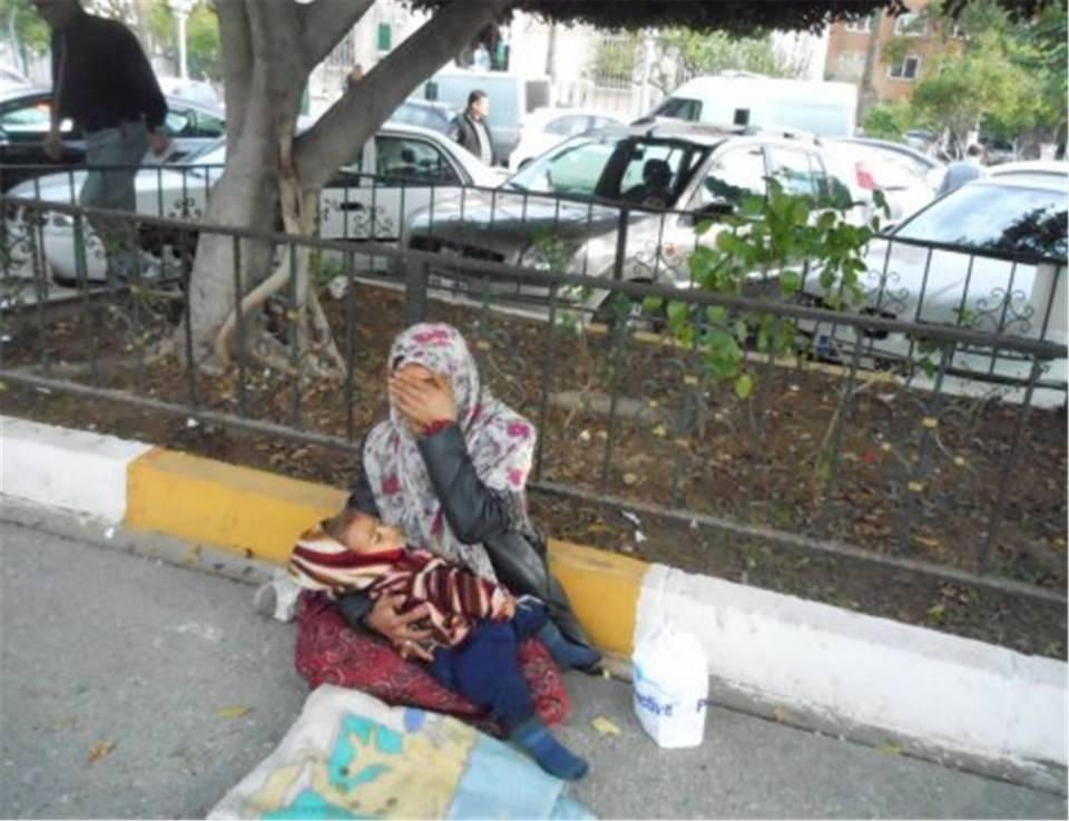 <p>Ertesi gün aynı metro istasyonunda yürürken gazeteci kimliğimle konuşmaya hazırdım. Kadın aynı yerde oturuyordu ve kucağında dünkünden farklı bir bebek tutuyordu. Ona bu çocuğun belgelerini ve dünkü çocuğun nerede olduğunu sordum. Cevap vermedi. Fakat yanımdan geçen insanlar neden çocuklu ve yoksul bir dilenciye bağırdığımı sorup aklımı kaçırdığım imasında bulundular. Bunun üzerine metro istasyonundan bir koruma eşliğinde zorla çıkarıldım. Yapmam gereken tek şeyin polisi aramam gerektiğini biliyordum ve aradım. Fakat polis geldiğinde ortada ne dilenci ne de bebek vardı.</p>

<p> </p>
