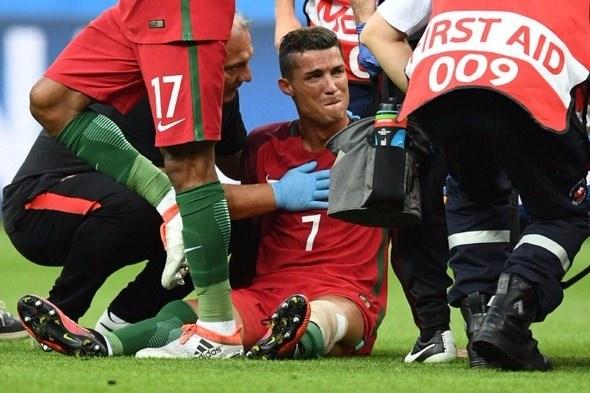 <p>8- Payet'nin darbesi ile sol dizinden sakatlanan Ronaldo bir süre kendisini denedi. Ardından kendini yere bıraktı ve saha kenarına gelerek tedavi oldu. Bunun ardından bir kez daha sahaya dönen Ronaldo birkaç dakika daha oynasa da başarılı olamadı ve sedyede, gözyaşları içinde maçı terk etmek zorunda kaldı.</p>