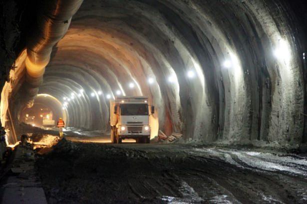 <p>Yüklenici firmaya 160 milyon 989 bin 125 lira bedelle ihale edilen "Yeni Kömürhan Köprüsü, Bağlantı Tüneli ve Yolu" yapım işinin 19 Nisan 2017'de tamamlanması planlanıyor. </p>
