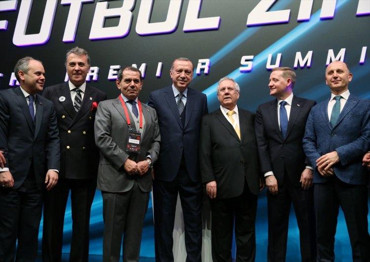 <p>Zirvede yaptığı konuşma sonrası Süper Lig kulüplerinin başkanlarına plaket hediye eden Erdoğan, Galatasaray Başkanı Dursun Özbek ve Fenerbahçe Başkanı Aziz Yıldırım arasındaki buzları eritti.</p>
