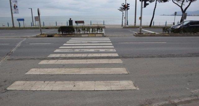 <p>Karadeniz'in Ordu ilindeki bu yaya geçidi vatandaşları şaşırtıyor. Beyaz şeritli alanın ağaçlandırılmış kaldırıma çıktığı yolda, yayalar şerit çizilmemiş alandan karşıya geçmek zorunda kalıyor.</p>

<p> </p>

<ul>
</ul>

<ul>
</ul>
