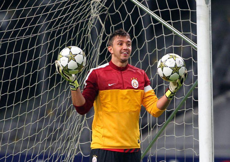 <p>Galatasaray'ın Uruguaylı kalecisi Fernando Muslera darbeden 15 dakika önce havalimanında bulunduğunu belirterek "Askerler havaalanını kapattı, çok şaşırdım. Eve geldim ama herkes beni arıyor, neler olduğunu anlatmak çok zor ama insanlar sokağa çıkmış durumda... Havaalanında askeri araçlar da gördüm, birçok insan da oraya gitti. Neler olup bittiğini gerçekten anlayamıyorum" şeklinde konuştu.</p>