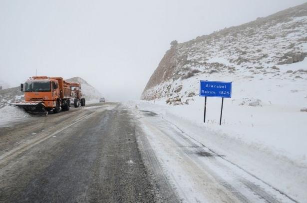 <p>Antalya- Konya karayolu, Alacabel Mevkii'nde etkili olan kar yağışı ve tipi nedeniyle ulaşıma kapandı.</p>

<p> </p>
