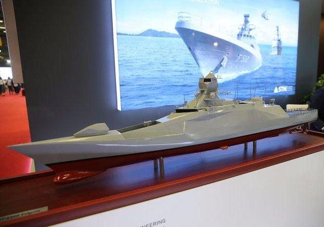 <p>STM'nin 150 metre boyunda ve 4 bin 500 ton ağırlığındaki fırkateyn tasarımında birkaç unsur dikkati çekiyor. Gemi hızı 32 deniz miline göre tasarlandı. Geminin ana vurucu özelliğini hava savunma harbi füzeleri oluşturuyor. Bunlar, dikey lançerden ateşlenip 80 kilometreye kadar hava sahasında görev yapabilecek ve bölgedeki deniz unsurlarını koruma kabiliyetine sahip olacak. </p>
<ul>
</ul>
<ul>
</ul>