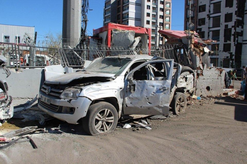 <p>Diyarbakır’da, 7 polisin şehit olduğu, 13’ü polis 27 kişinin yaralandığı bombalı saldırının oluşturduğu tahribat ortaya çıktı. Bomba yüklü aracın patladığı yerde 1 metre derinliğinde çukur oluşurken, civarda bulunan hemen her binada hasar meydana geldi.</p>
<p> </p>