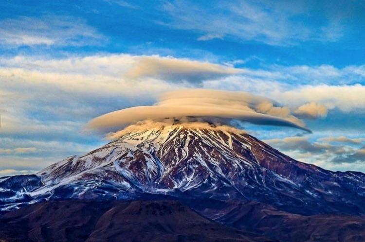 <p>İran'daki Demavend Dağı üzerindeki lenticular (dağ dalgası/merceksel) bulutlar</p>
