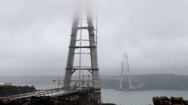 Üçüncü köprünün kuleleri 300 metreyi aştı
