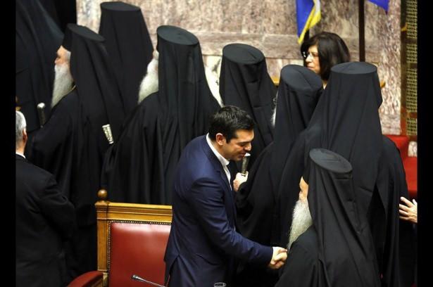 <p>Yunanistan tarihinde ilk defa Ortodoks Hıristiyan, İslam ve sek&uuml;ler olmak &uuml;zere 3 farklı yemin t&ouml;reni yapılması dikkat &ccedil;ekti.</p>
