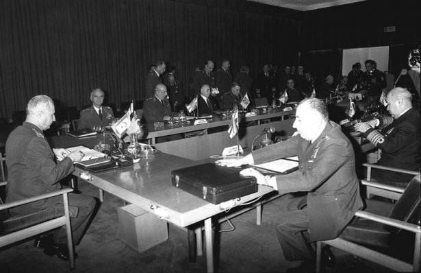 <p>Yüksek Askeri Şura (YAŞ), Devlet Başkanı, MGK Başkanı ve Genelkurmay Başkanı Orgeneral Kenan Evren (solda) başkanlığında toplandı. MGK üyeleri Kara Kuvvetleri Komutanı Orgeneral Nurettin Ersin (sağda) Deviz Kuvvetleri Komutanı Oramiral Nejat Tümer (sağ 2), Hava Kuvvetleri Komutanı Orgeneral Tahsin Şahinkaya (sol 2) , Jandarma Genel Komutanı Orgeneral Sedat Celasun (sol 3) Milli Savunma Bakanı Ümit Haluk Bayülken (sol 4)</p>

