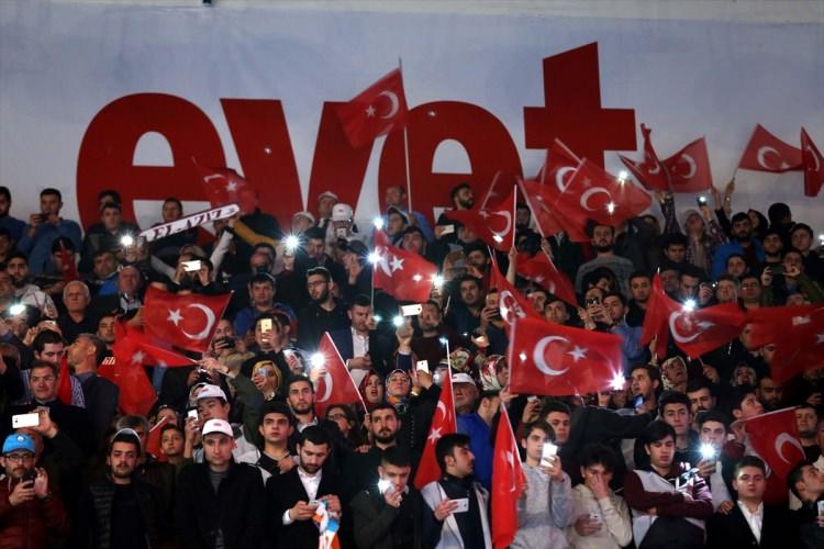 <p>Cumhurbaşkanlığı Hükümet Sistemi halk oylaması tanıtım kampanyası, Başbakan Binali Yıldırım tarafından Ankara Arena Spor Salonu’nda açıklanacak. 81 ilden gelen vatandaşlar salonu tamamen doldururken salona sığmayan vatandaşlar için çadırlar oluşturuldu.</p>
