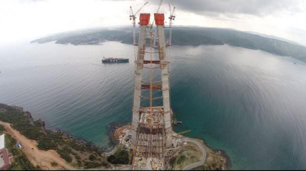 <p> Avrupa yakasında Garipçe Köyü’ndeki kulenin yüksekliği 322, Anadolu yakasında Poyrazköy kesimindeki kulenin yüksekliği ise 318 metreyi bulacak. 3. Köprü, ayak yüksekliği ile de dünyanın en büyüğü olacak. Köprü üzerindeki raylı sistem, Edirne’den İzmit’e kadar yolcu taşıyacak.</p>
