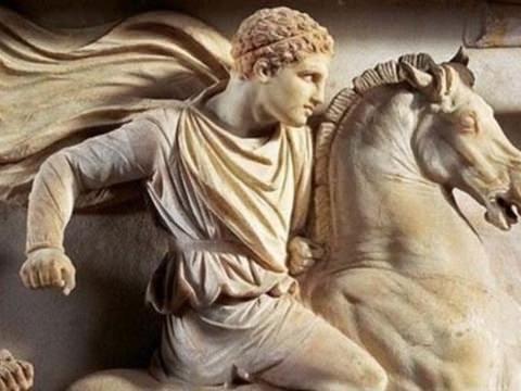 <p>Büyük İskender:<br />
<br />
Döneminin en güçlü otoritesi olan Pers İmparatorluğu'nu yıkan ve üç kıtada gücü bulunan kumandandır.<br />
<br />
Ağır kalmayacak ve tehdit unsuru olan ordu askerlerine göre daha başarılı stratejileriyle Yunan kentlerini birleştirip Makedonya'ya hükmetmiş, ardından Anadolu'dan Hindistan'a dek geniş toprak parçalarını emri altına almıştır. <br />
<br />
Büyük İskender'i "büyük" kılan ise yirmili yaşlarında kral olmasına rağmen yaklaşık on yıl içine tüm başarılarını sığdırabilmiş olmasıdır.</p>