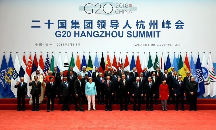 <p>Çin'in Hangzhou kentinde düzenlenen G20 Devlet ve Hükümet Başkanları Zirvesi'nde üye ülkeler ile davetli ülkelerin devlet ve hükümet başkanları ve uluslararası örgütlerin yöneticileri aile fotoğrafı çektirdi.</p>

<p>​</p>
