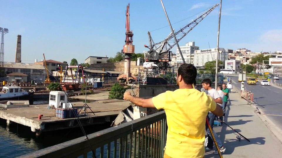 <p><strong>Alternatif Güzergahlar;</strong><br />
-Unkapanı Köprüsü'nden ve Perşembe Pazarı'ndan gelen akım Kasımpaşa ve Karaköy istikametine</p>