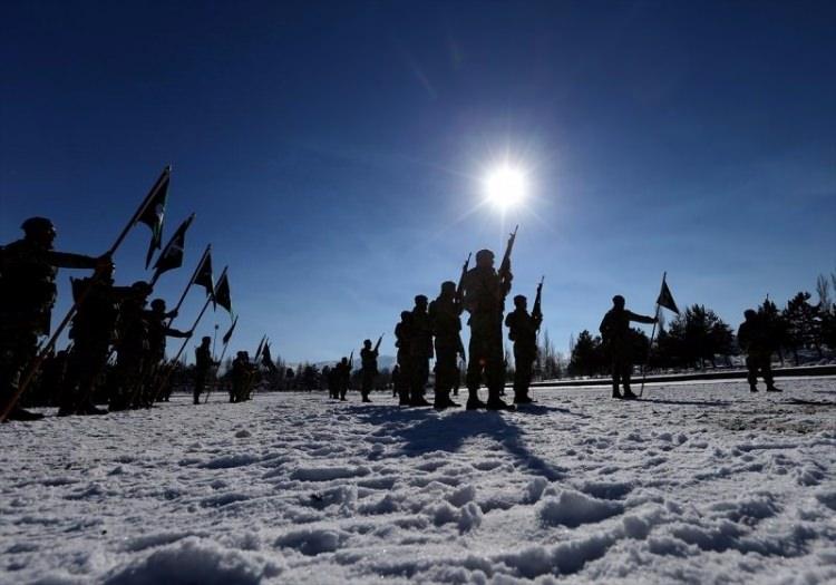 <p>Genelkurmay Başkanı Akar, şunları kaydetti:</p>
<p>"Binlerce yıllık tarihimizin şanlı timsali al bayrağımızın mavi göklerde özgürce dalgalanması için daima göğsünüzü siper ettiniz.<strong> 'Ölürsem şehit, kalırsam gazi' </strong>anlayışı içerisinde vatan aşkıyla canlarını, millet sevdası ile yarını feda eden kahramanlar, şanlı tarihimizin en müstesna sayfalarında yerini almıştır. Bugüne kadar olduğu bundan sonra da tarihimizden aldığımız ilham ve milletimizden aldığımız destekle, son terörist etkisiz hale getirilinceye kadar mücadeleye devam edeceğimizden kimsenin şüphesi olmasın." <br />
Akar, sözlerini şöyle sürdürdü:</p>