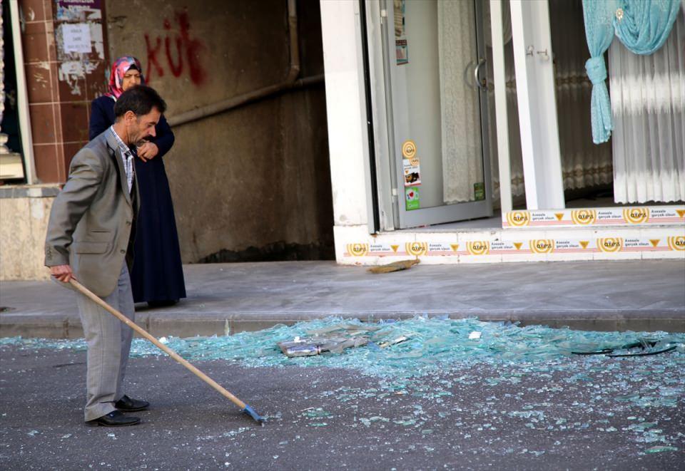 <p>İş yerine geldiğinde vahim bir görüntü ile karşılaştığını dile getiren Tekin, "Korkunç bir manzaraydı, herkes şoktaydı. Ben de yaralılara yardımcı olmaya çalıştım. Bir kadını molozların arasından çıkardık." dedi.</p>

<p> </p>
