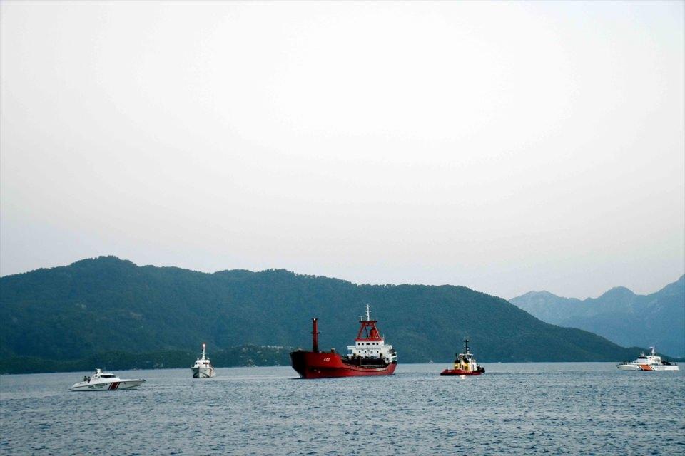 <p>Ege Denizi'nde seyir halindeyken Yunanistan'a bağlı askeri botlardan ateş açılan Türk bandıralı ticari gemi, Sahil Güvenlik Komutanlığına bağlı 3 bot ve Deniz Kuvvetleri Komutanlığından 1 hücumbot eşliğinde Marmaris Limanı'na yanaştı</p>
<p> </p>