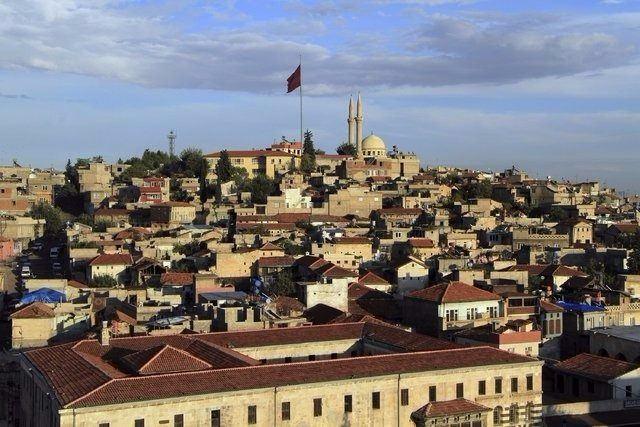 <p><strong>Gaziantep</strong></p>
<p>Kayıtlı Suriyeli: 333,351</p>
<p>Şehir Nüfusu: 1,974,244</p>
<p>İl nüfusu ile karşılaştırma yüzdesi: 16.63</p>