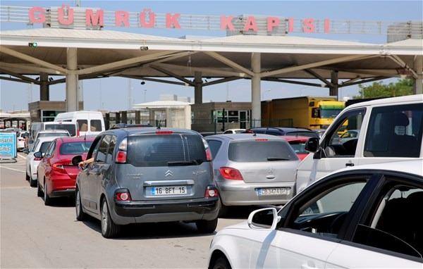<p>Avrupa'ya açılan sınır kapılarında bayram yoğunluğu yaşanıyor. Bulgaristan'a açılan Kapıkule ve Hamzabeyli ile Yunanistan'a geçiş yapılan İpsala ve Pazarkule sınır kapılarında küçük araç yoğunluğu oluştu.</p>
<p> </p>