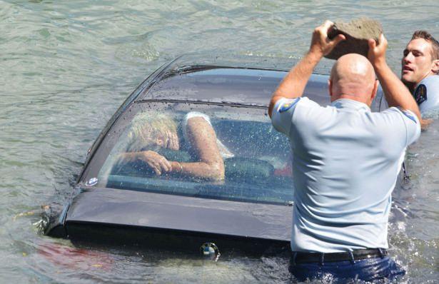 <p>Ara&ccedil;ta sıkışan kadının &ccedil;ığlıklarına etraftakiler koştu. B&uuml;y&uuml;k panik yaşayan kadın kapıları a&ccedil;amayınca i&ccedil;i suyla dolan ara&ccedil;tan kurtulmak i&ccedil;in arka b&ouml;l&uuml;me ilerlemeye &ccedil;alıştı.</p>

<p>&nbsp;</p>
