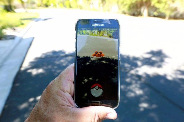 <p><strong>GERÇEK DÜNYADA KARAKTERLERİ NASIL GÖRÜYORUZ?</strong></p>

<p>Peki, Pokemon GO karakterleri gerçek dünyada nasıl görünür oluyor? Haberi yazdığımız an itibarıyla oyun Türkiye’de Google Play veya App Store’a düşmedi. Ancak Türkiye’den birçok oyuncu, farklı yöntemlerle oyunu cihazlarına indirdi. </p>

