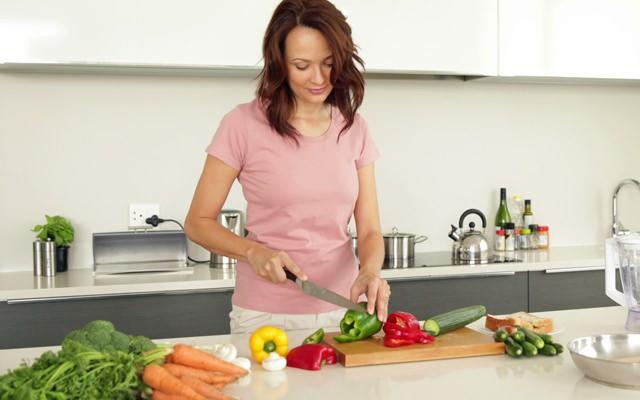 <p><strong>Yemek hazırlarken boynu eğmek</strong></p>
<p>Yemek hazırlarken boynu öne veya yana eğik tutarsanız kasların zedelenmesine yol açar. Zedelenen kas gücünü kaybederek bölgede ağrı oluşumuna neden olur. </p>