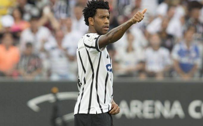 <div><strong>Beşiktaş Gil transferini bitiriyor!</strong></div>

<div> </div>

<div>Transferde golcü ve stoperlere kilitlenen Beşiktaş Yönetimi, Çin’de forma giyen Brezilyalı Gil konusunda olumlu mesafe kaydetti.</div>

<div> </div>

<div>Transferde golcü ve stoperlere kilitlenen Beşiktaş Yönetimi, Çin’de forma giyen Brezilyalı Gil konusunda olumlu mesafe kaydetti. Shandong Luneng takımında forma giyen 29 yaşındaki stoperin transferini bitirmek isteyen yönetim, önümüzdeki hafta stoper transferini tamamen çözmeye çalışacak. Gil’in bir yıllığına kiralanacağı, 4 milyon euro satın alma bedeliyle transfer edileceği belirtildi.</div>

<div> </div>

<div>Forvet transferinde zamanı daralan Beşiktaş Yönetimi, Eto’o dosyasını tamamen kapatırken, Liverpool’da oynayan Benteke’yi bitirmek için yaptığı girişimlere henüz son vermedi. Mario Gomez’in durumunu da yakından takip eden siyah-beyazlı yönetim, fazla golcüleri transferin son günlerinden kadrolarından göndermeye çalışacak olan büyük takımlara verecek.</div>
