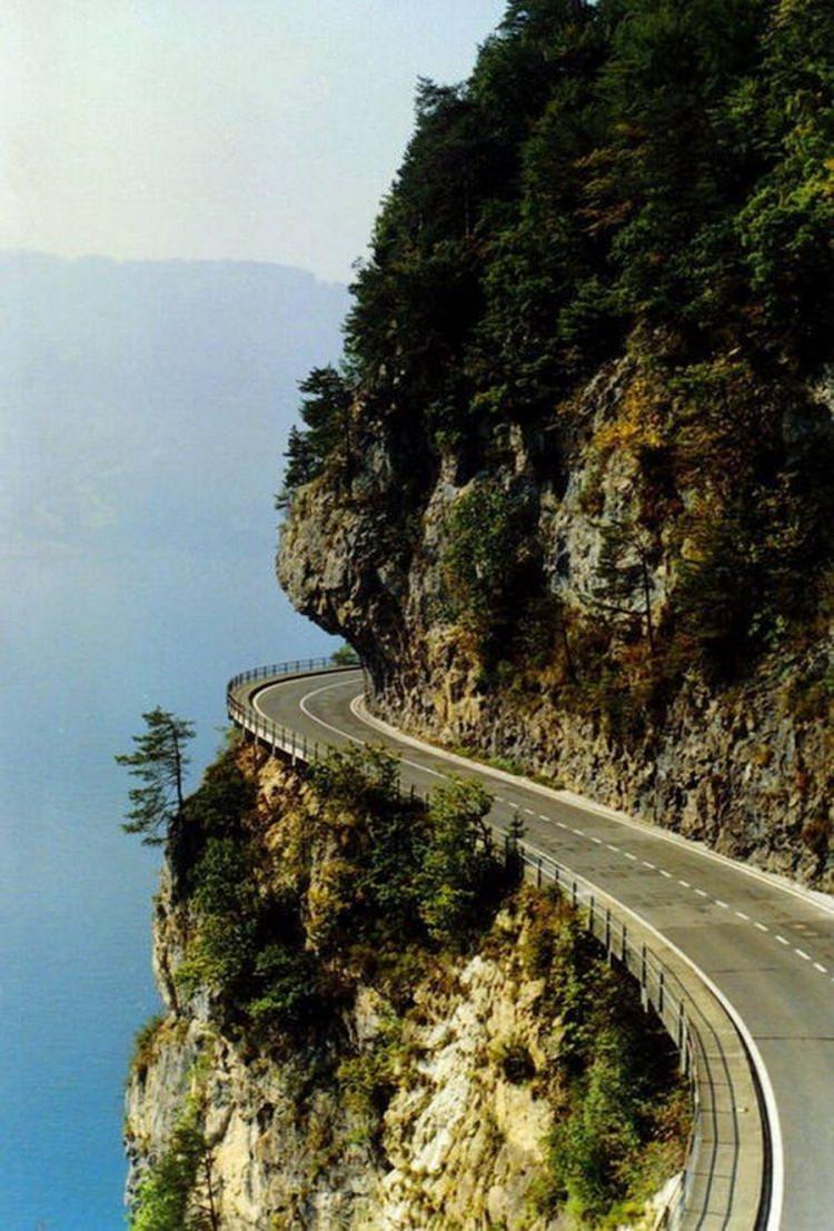 <p>Axenstrasse, İsviçre</p>

<p> </p>
