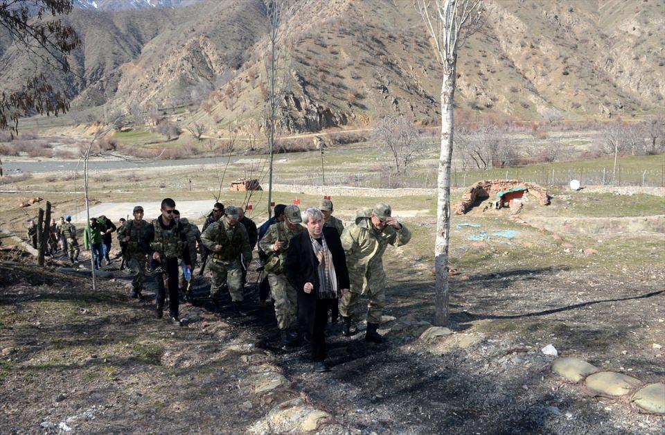 <p><em><strong>Bölgenin coğrafi şartlarının ağır olduğunu ve dağlara çok fazla kar yağdığını anlatan Çınar, şöyle konuştu:</strong></em></p>
<p>"Çeltikli Jandarma Karakolumuz, bu dağların ortasında konuşlanmış. Buranın coğrafyası ve mevsim şartları çok zor. Bir insanın tahammül edemeyeceği seviyede. Bu coğrafya şartlarında güvenlik görevlilerimiz, göz yaşartıcı derecede, kahramanca, cesurca, fedakarca ve sabırla görevlerini yerine getiriyor. Buradaki arkadaşlarımız çok ağır şartlarda çalışıyor.</p>