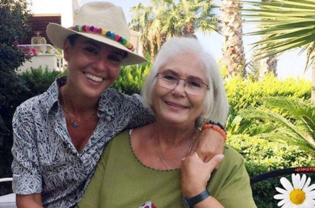 <p>Gülben Ergen ve annesi</p>
